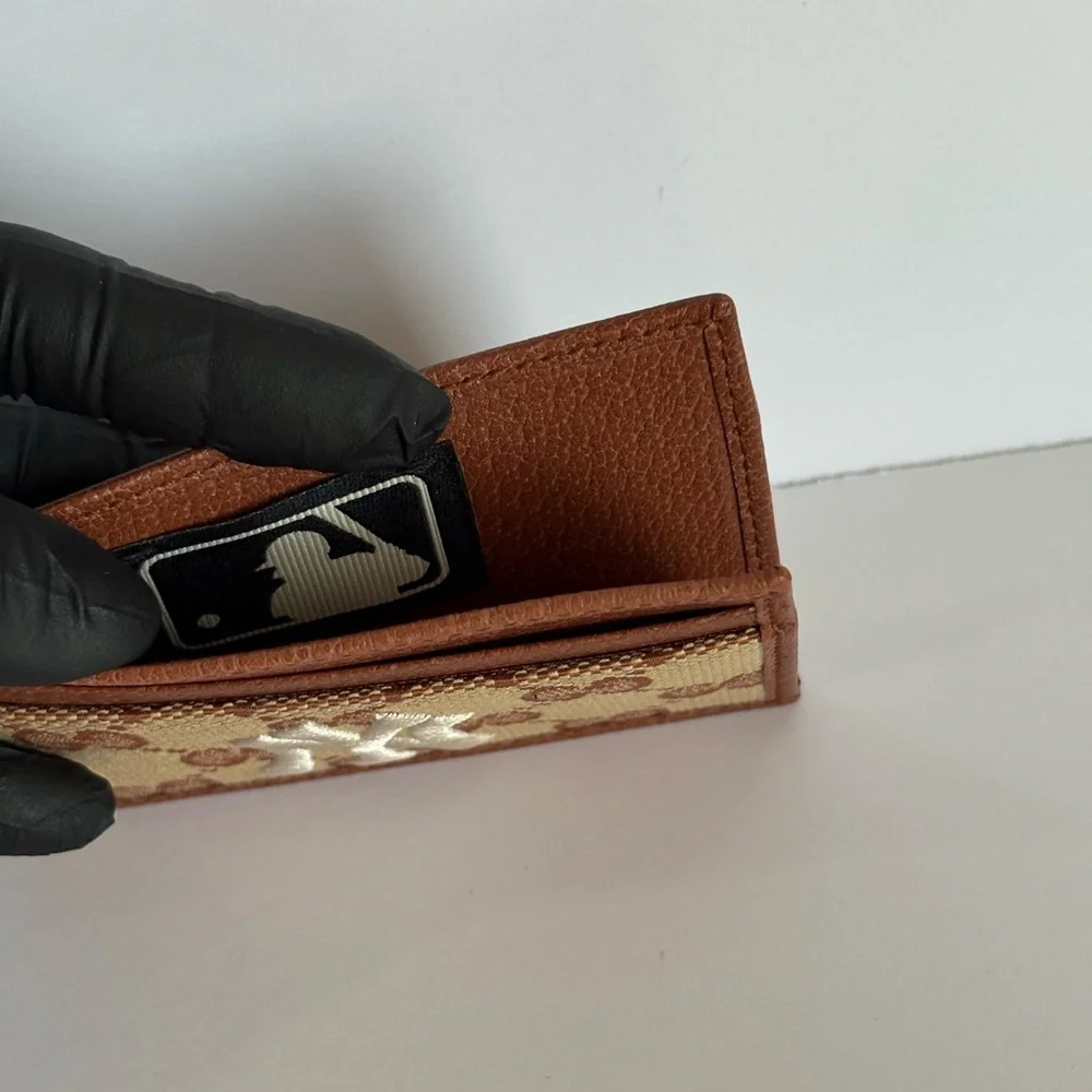 ⚾️ NWT Gucci MLB New York Yankees™ GG Supreme Card Case
